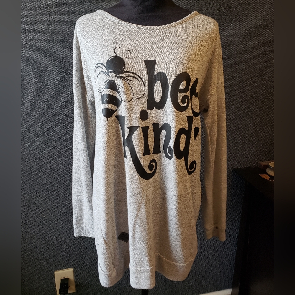 Simply Southern Gray 'Bee Kind' Women's Top
